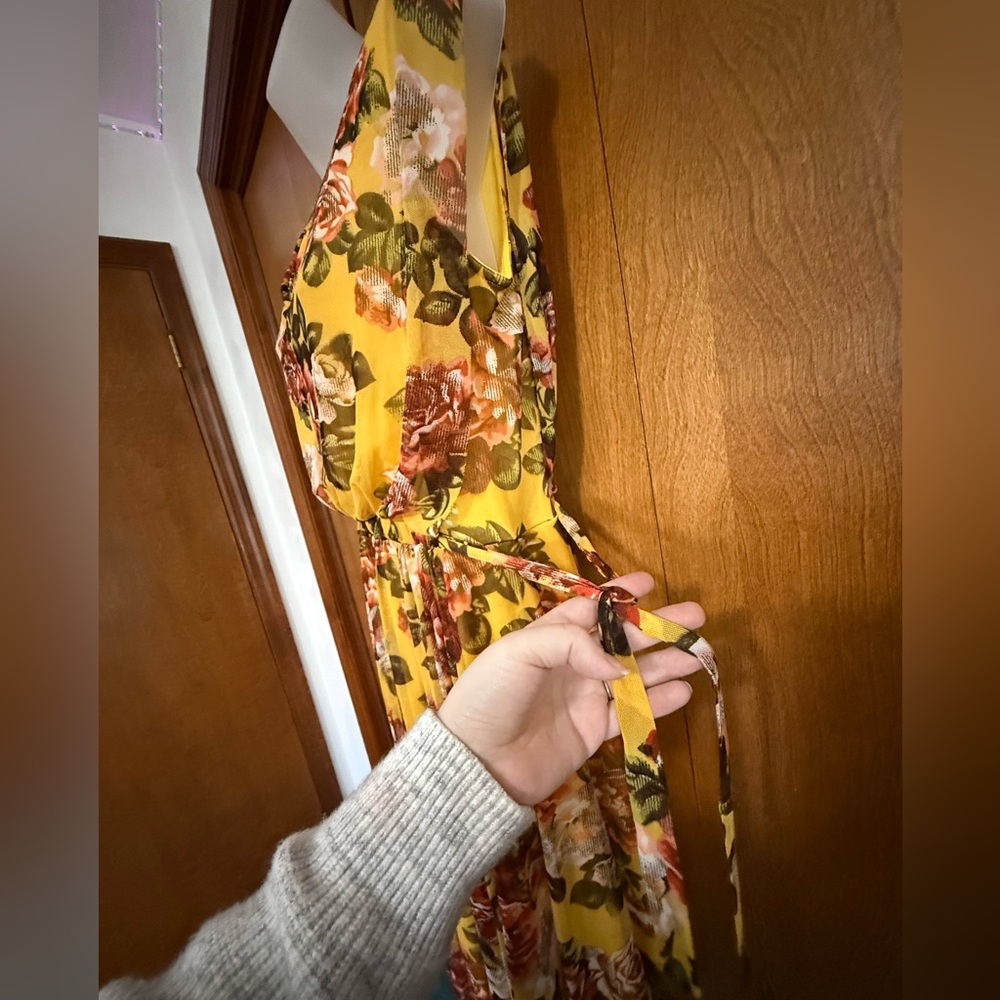 NWT! Deep Yellow Floral Dress Size medium - Picture 4 of 7